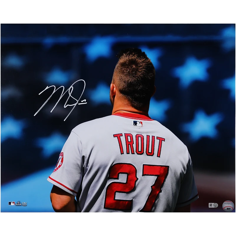 Photographie autographiée de l'hymne national des Los Angeles Angels par Mike Trout, 16" x 20"