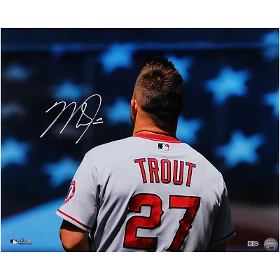 Photographie autographiée de l'hymne national des Los Angeles Angels par Mike Trout, 16" x 20"
