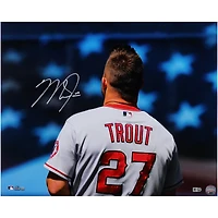Photographie autographiée de l'hymne national des Los Angeles Angels par Mike Trout, 16" x 20"