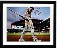 Photo dédicacée de Mike Trout, joueur des Angels de Los Angeles, prise sur le pont (40 x 50 cm).