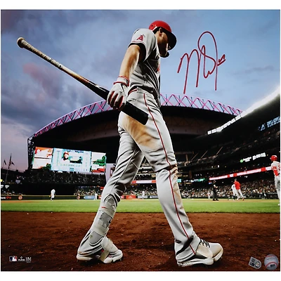 Photographie autographiée de Mike Trout des Los Angeles Angels sur le pont, 16" x 20"