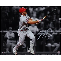 Photo de Mike Trout (Los Angeles Angels) autographiée, 40 x 50 cm, prise sous les projecteurs.
