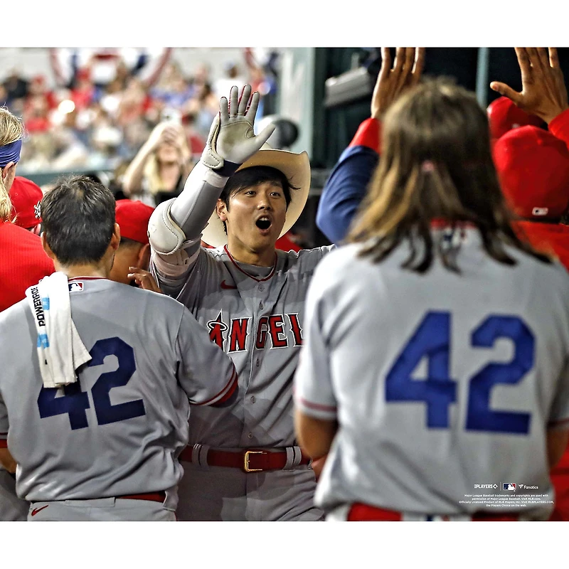 Photographie non signée du chapeau de cowboy High Five Shohei Ohtani des Los Angeles Angels