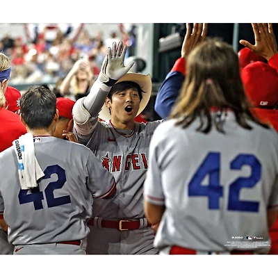 Photo non signée de Shohei Ohtani, joueur des Angels Los Angeles, chapeau cowboy et high five