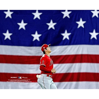 Photo non signée de Shohei Ohtani, joueur des Angels Los Angeles, devant le drapeau américain