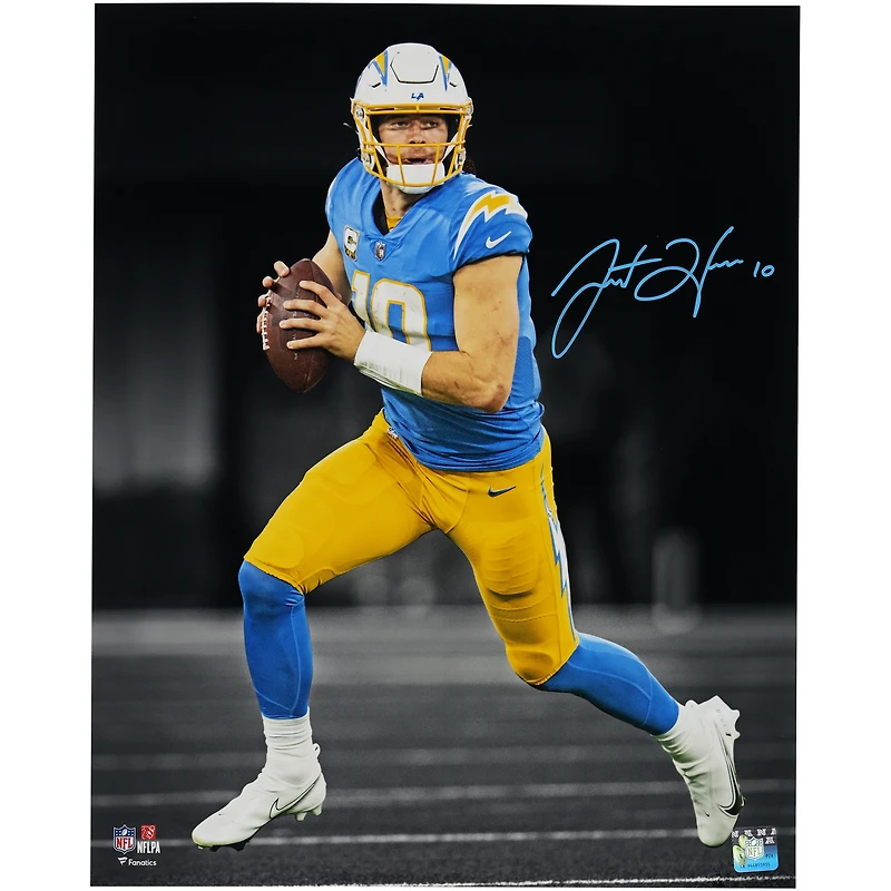 Photo Spotlight autographiée de Justin Herbert, joueur des Chargers de Los Angeles (40,6 x 50,8 cm).