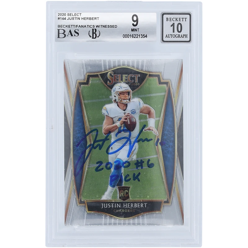 Justin Herbert Los Angeles Chargers Carte de recrue Panini Select #144 2020 autographiée Beckett Fanatics Witnessed Carte de recrue 9/10 authentifiée avec l'inscription « 2020 #6 Pick »