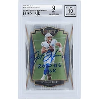 Justin Herbert Los Angeles Chargers Carte de recrue Panini Select #144 2020 autographiée Beckett Fanatics Witnessed Carte de recrue 9/10 authentifiée avec l'inscription « 2020 #6 Pick »
