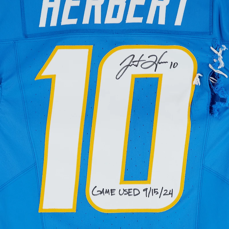 Maillot Nike bleu poudre numéro 10 dédicacé par Justin Herbert des Chargers de Los Angeles lors du match contre les Panthers de la Caroline le 15 septembre 2024 avec l'inscription « Game Used 9/15/24 ».
