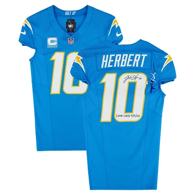 Maillot Nike bleu poudre numéro 10 dédicacé par Justin Herbert des Chargers de Los Angeles lors du match contre les Panthers de la Caroline le 15 septembre 2024 avec l'inscription « Game Used 9/15/24 ».