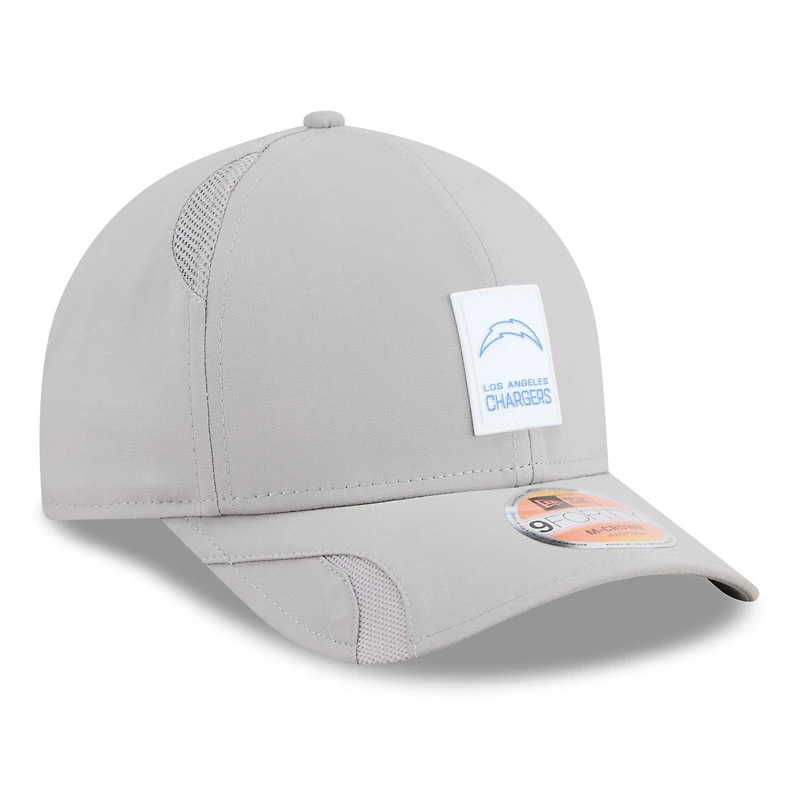 Casquette ajustable 9FORTY Sideline 2025 grise New Era pour homme des Los Angeles Chargers
