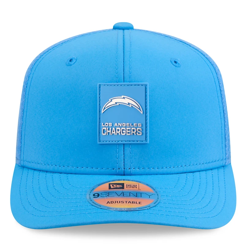 Casquette camionneur ajustable 9SEVENTY Sideline 2025 bleu poudre New Era pour homme des Los Angeles Chargers