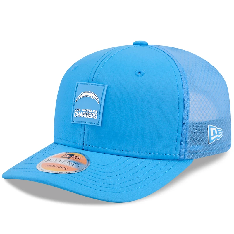 Casquette camionneur ajustable 9SEVENTY Sideline 2025 bleu poudre New Era pour homme des Los Angeles Chargers