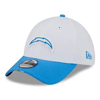 Casquette New Era 39THIRTY Flex blanche/bleu poudre pour homme, camp d'entraînement NFL 2025 des Chargers de Los Angeles