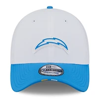 Casquette New Era 39THIRTY Flex blanche/bleu poudre pour homme, camp d'entraînement NFL 2025 des Chargers de Los Angeles