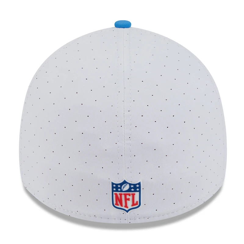 Casquette New Era 39THIRTY Flex blanche/bleu poudre pour homme, camp d'entraînement NFL 2025 des Chargers de Los Angeles