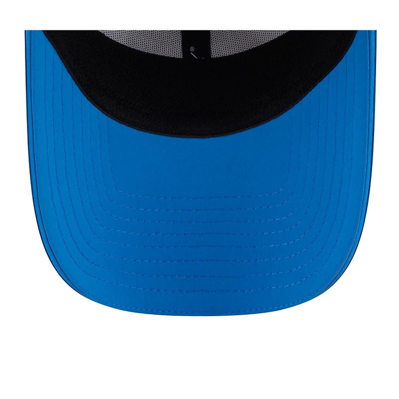 Casquette New Era 39THIRTY Flex blanche/bleu poudre pour homme, camp d'entraînement NFL 2025 des Chargers de Los Angeles