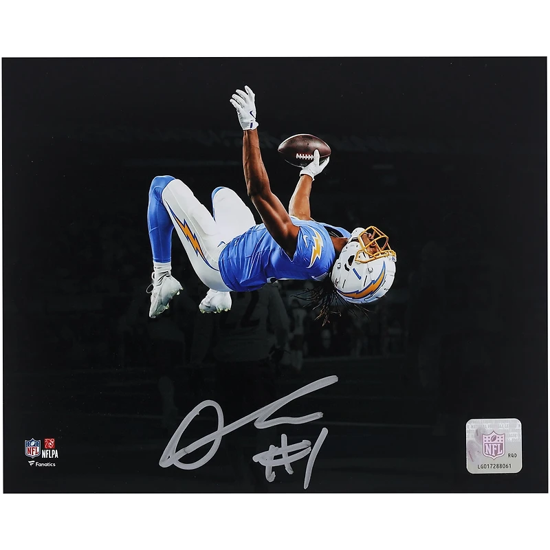 Photo de Quentin Johnston (Los Angeles Chargers) dédicacée (8 x 10 pouces) lors d'un salto arrière sous les projecteurs