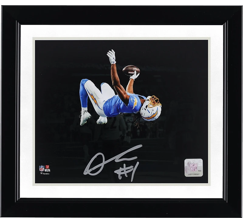 Photo de Quentin Johnston (Los Angeles Chargers) dédicacée (8 x 10 pouces) lors d'un salto arrière sous les projecteurs
