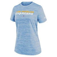 T-shirt Performance Sideline Velocity des Los Angeles Chargers Nike pour femme, bleu poudré
