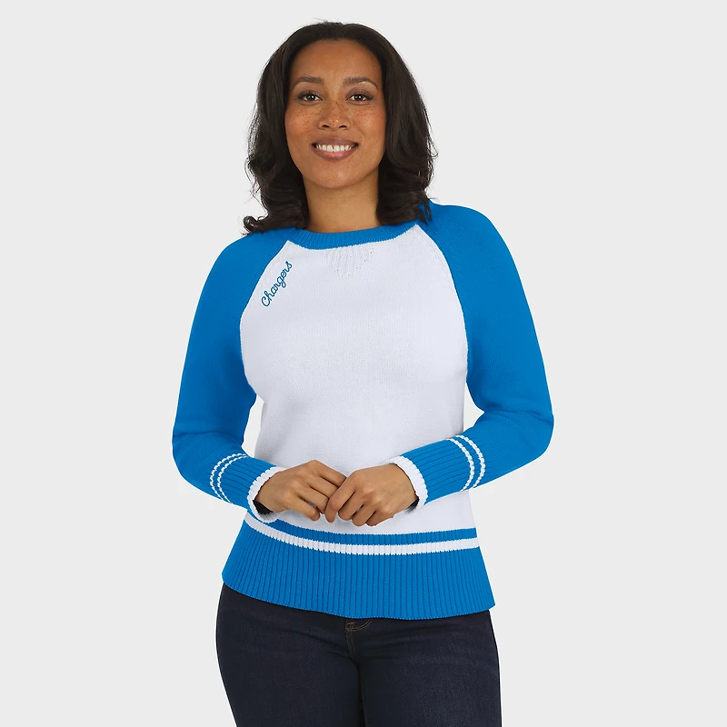 Pull raglan colorblock blanc/bleu poudre des Los Angeles Chargers pour femme par Erin Andrews