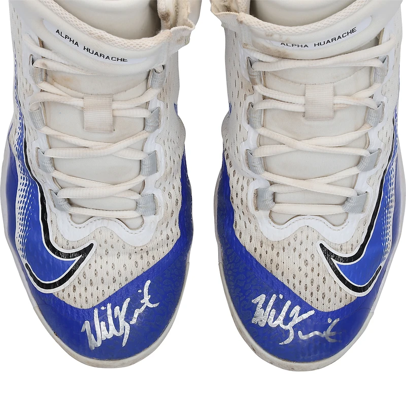 Crampons Nike blancs et bleus autographiés par les Dodgers de Los Angeles, utilisés lors de la saison 2024 de la MLB.