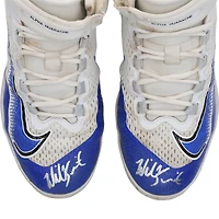 Crampons Nike blancs et bleus autographiés par les Dodgers de Los Angeles, utilisés lors de la saison 2024 de la MLB.