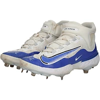 Crampons Nike blancs et bleus autographiés par les Dodgers de Los Angeles, utilisés lors de la saison 2024 de la MLB.