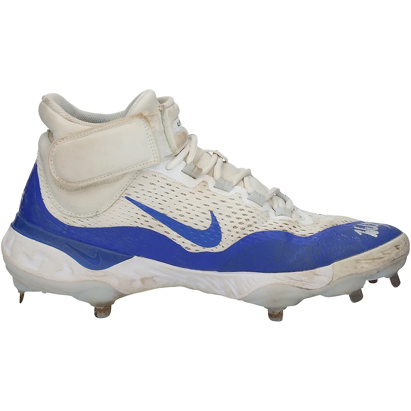 Crampons Nike blancs et bleus autographiés par les Dodgers de Los Angeles, utilisés lors de la saison 2024 de la MLB.