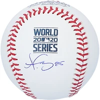 Dustin May des Dodgers de Los Angeles a dédicacé le logo des champions de la Série mondiale de la MLB 2020