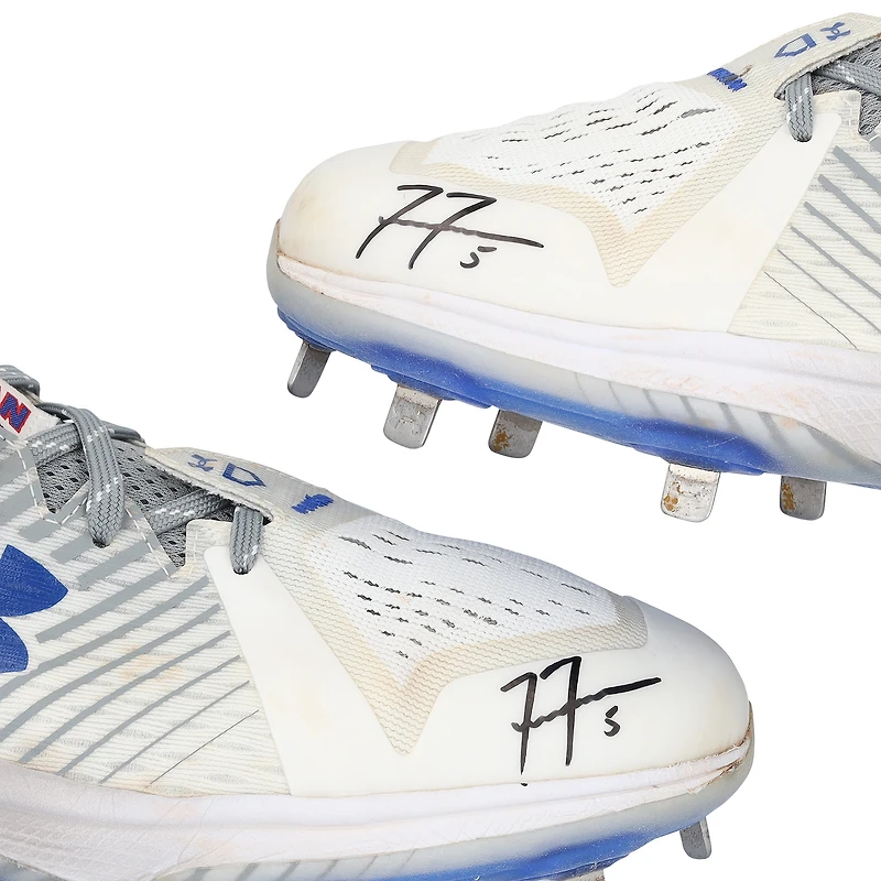 Crampons Under Armour blancs et gris autographiés par Freddie Freeman, portés lors d'un match des Dodgers de Los Angeles (saison 2025 de la MLB).
