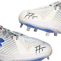 Crampons Under Armour blancs et gris autographiés par Freddie Freeman, portés lors d'un match des Dodgers de Los Angeles (saison 2025 de la MLB).