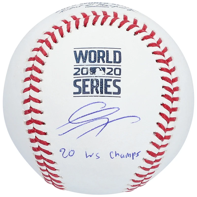 Gavin Lux des Dodgers de Los Angeles a autographié le logo des champions de la Série mondiale de la MLB 2020 avec l'inscription « 2020 WS Champs »