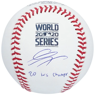 Gavin Lux des Dodgers de Los Angeles a autographié le logo des champions de la Série mondiale de la MLB 2020 avec l'inscription « 2020 WS Champs »