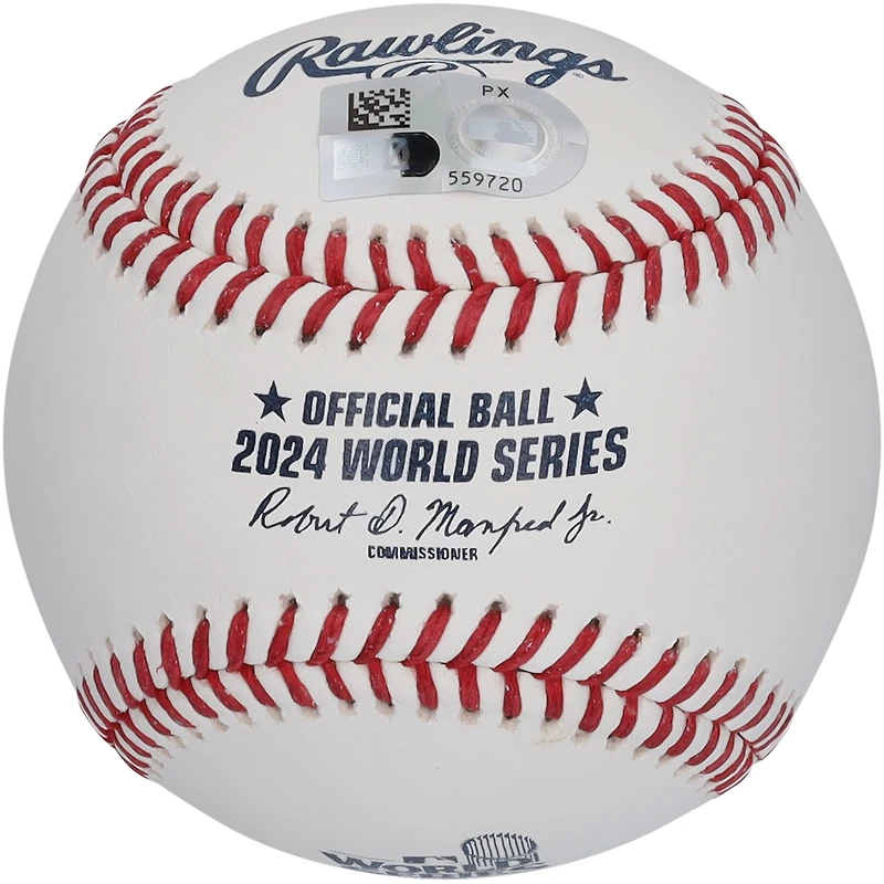 Gavin Lux des Dodgers de Los Angeles a dédicacé le logo de la Série mondiale de la MLB 2024 avec l'inscription « 24 WS Champs »