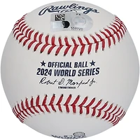 Gavin Lux des Dodgers de Los Angeles a dédicacé le logo de la Série mondiale de la MLB 2024 avec l'inscription « 24 WS Champs »