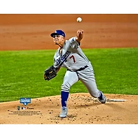 Photographie de lanceur non signé Julio Urias des Dodgers Los Angeles, champions la Série mondiale MLB 2020