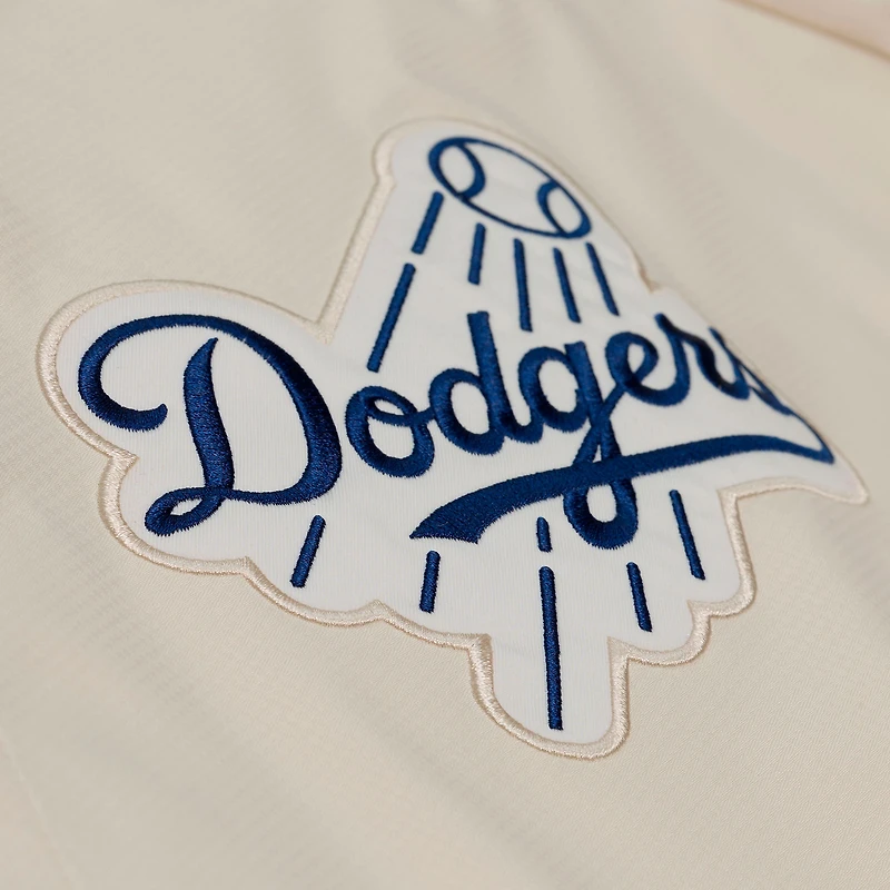 Veste de coach à capuche Mitchell & Ness Fernando Valenzuela crème Los Angeles Dodgers, fermeture boutons-pression, style Yacht Rock, avec nom et numéro.