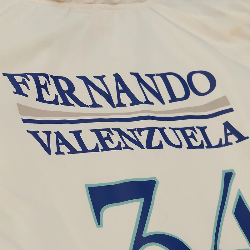 Veste de coach à capuche Mitchell & Ness Fernando Valenzuela crème Los Angeles Dodgers, fermeture boutons-pression, style Yacht Rock, avec nom et numéro.