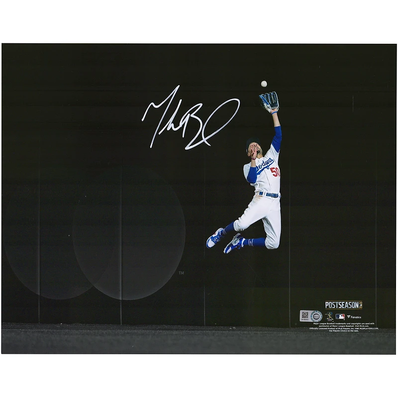 Photographie autographiée de 11"x 14" de Mookie Betts des Dodgers de Los Angeles lors du match 7 des NLCS 2020, vol de home run