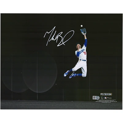 Photographie autographiée de 11"x 14" de Mookie Betts des Dodgers de Los Angeles lors du match 7 des NLCS 2020, vol de home run