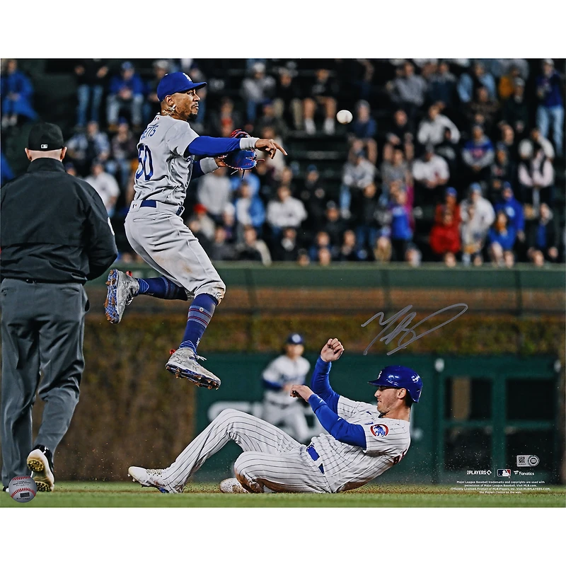 Photographie autographiée de 16" x 20" de Mookie Betts, joueur d'arrêt-court des Dodgers de Los Angeles