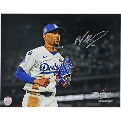 Photographie autographiée de Mookie Betts des Dodgers de Los Angeles, champions de la Série mondiale 2024, 11" x 14"