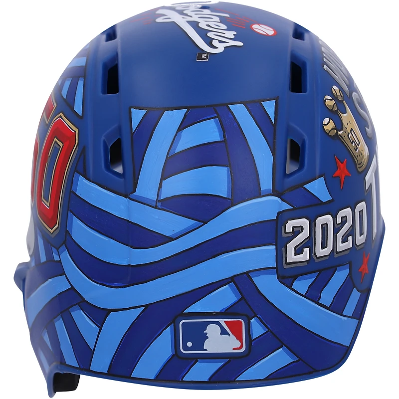 Casque de frappeur miniature autographié par Mookie Betts des Los Angeles Dodgers - Illustration de Mike Floyd - Édition limitée #5/5