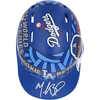Casque de frappeur miniature autographié par Mookie Betts des Los Angeles Dodgers - Illustration de Mike Floyd - Édition limitée #5/5