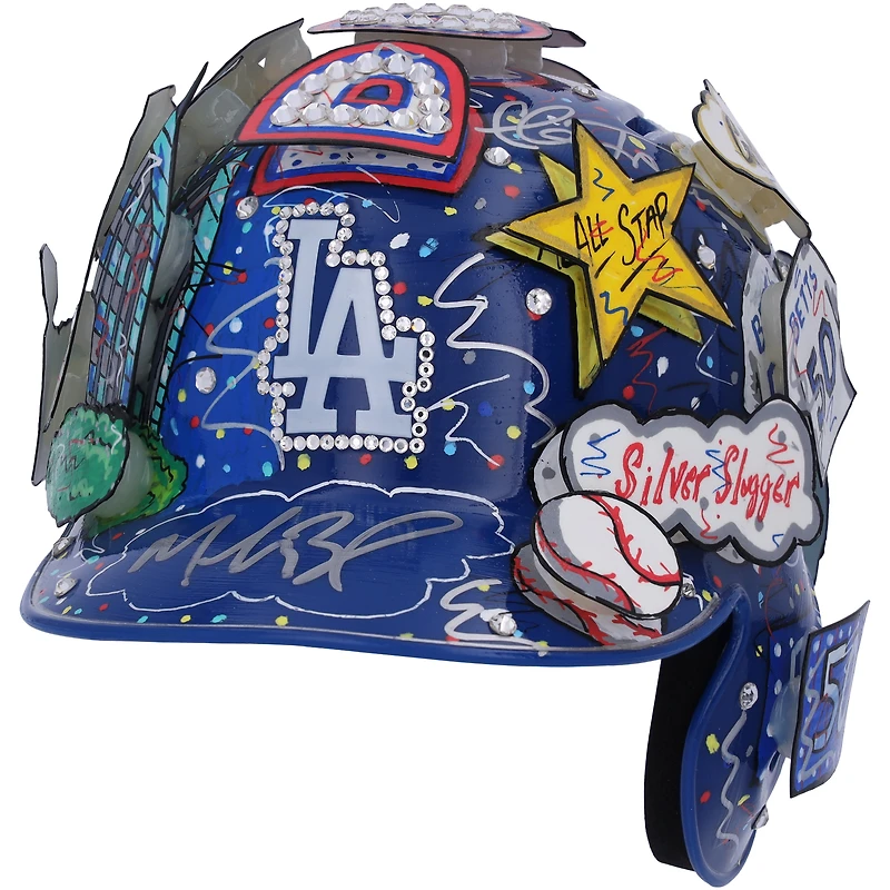 Casque de frappeur Rawlings bleu autographié par Mookie Betts des Los Angeles Dodgers - Illustration de Charles Fazzino