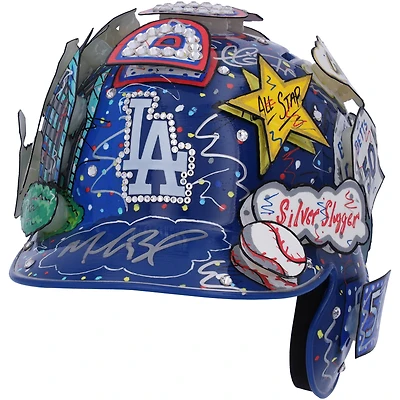 Casque de frappeur Rawlings bleu autographié par Mookie Betts des Los Angeles Dodgers - Illustration de Charles Fazzino