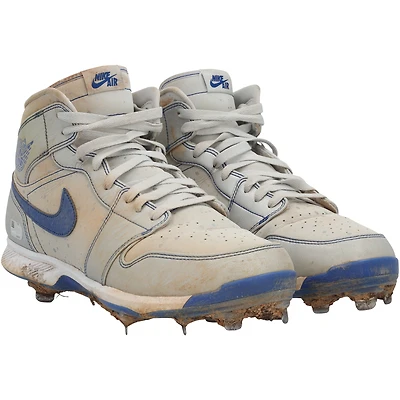 Mookie Betts, chaussures Jordan Brand grises utilisées par les Dodgers de Los Angeles lors du match contre les Rockies du Colorado, le 24 juin 2025