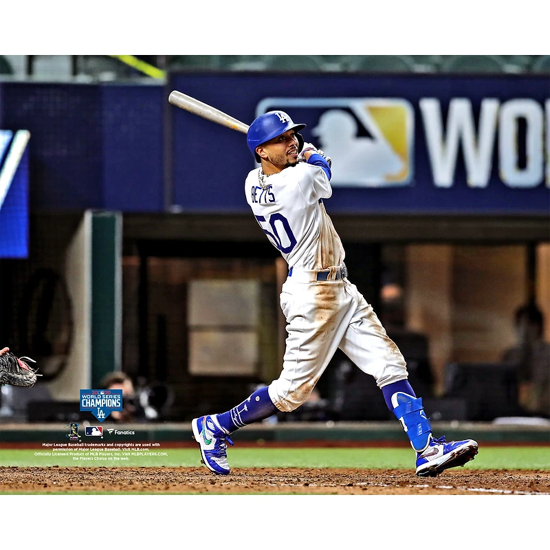 Mookie Betts, champion non signé des Dodgers de Los Angeles, frappe une photo