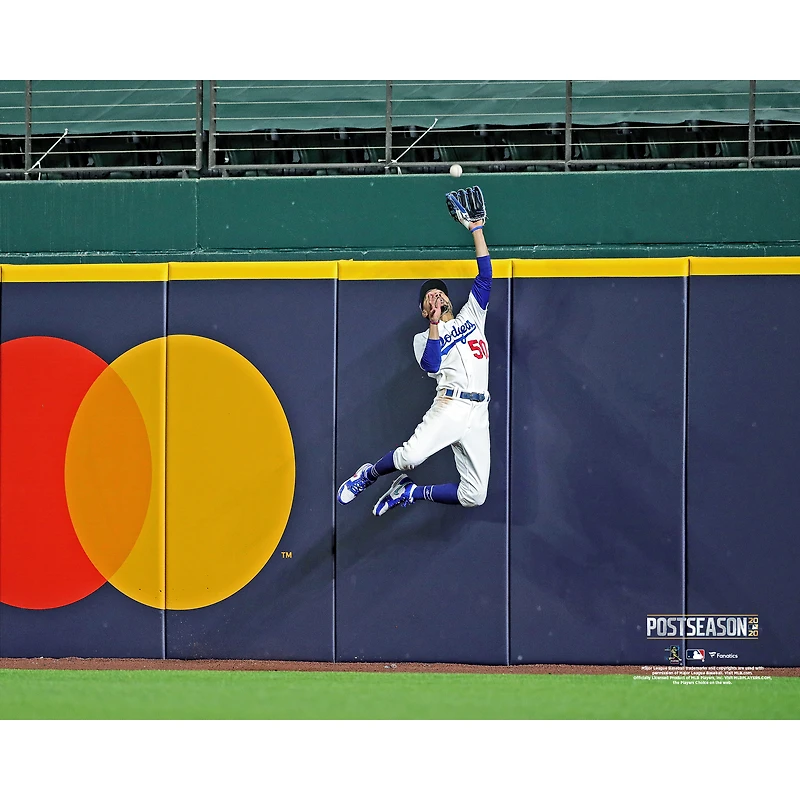 Photo non signée de Mookie Betts (Los Angeles Dodgers) lors du match 7 la série championnat Ligue nationale 2020, où il vole un home run